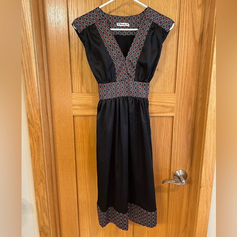 Vintage Forever Black Satin Geometric Diamond Print V-Neck Tie Back Midi‎ Dress